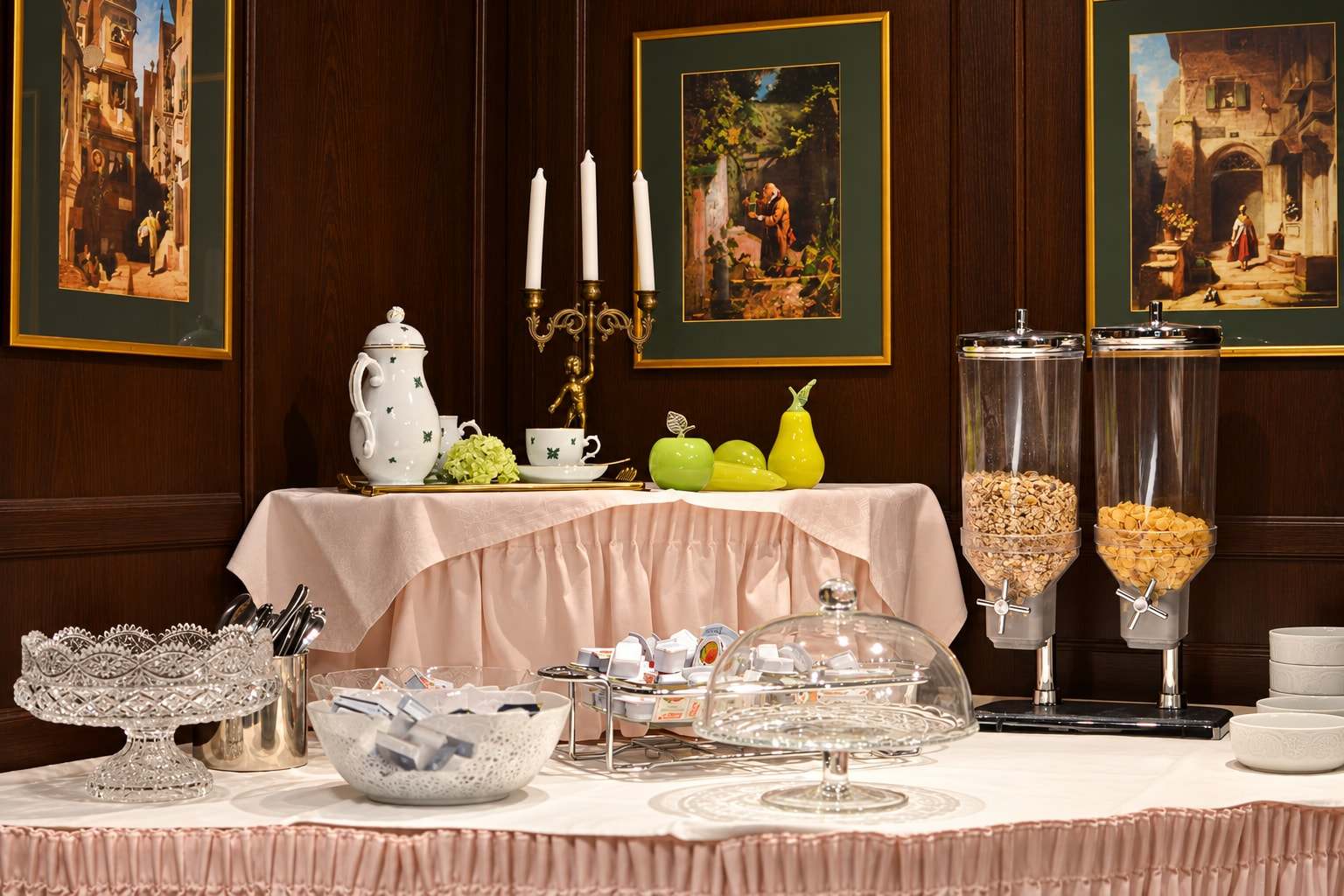 Frühstücksbuffet mit Porzellan, Kerzenleuchter und Gemälden