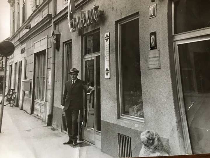 Historische Schwarz-Weiß-Aufnahme: Wilhelm Ratheiser vor dem Eingang des Cafés in der Völkermarkter Straße