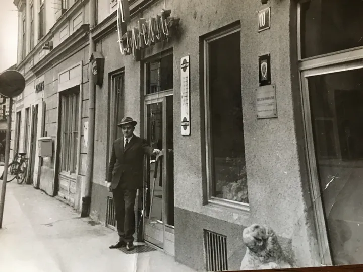 Historische Schwarz-Weiß-Aufnahme: Wilhelm Ratheiser vor dem Eingang des Cafés in der Völkermarkter Straße
