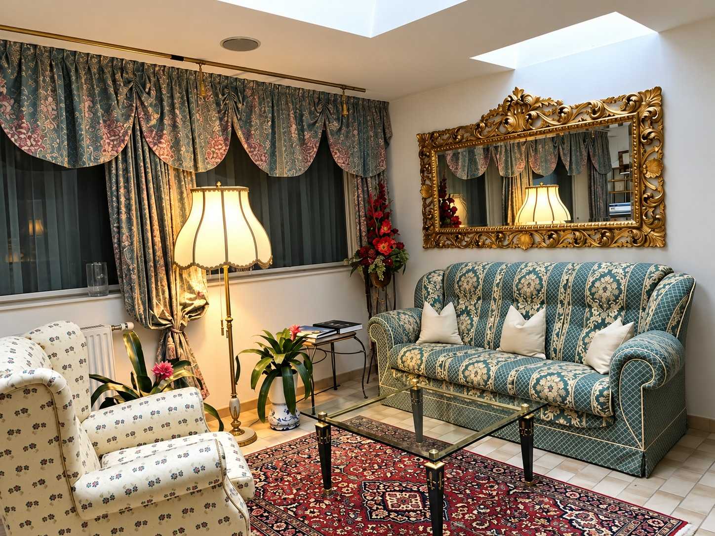 Teesalon des Hotels mit gemustertem Sofa, Stehlampe und goldgerahmtem Spiegel